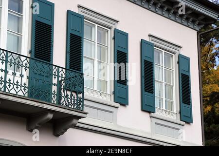 Fenster mit Fensterläden aus Holz Stockfoto