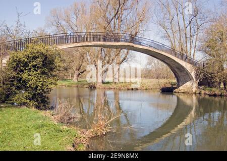 Die High Bridge, auch bekannt als Rainbow Bridge, über den Fluss Cherwell in Oxford University Parks, Oxford. Stockfoto