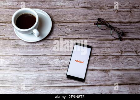 Ein Handy oder Handy auf einem Holz gelegt Tisch oder Schreibtisch mit der Babbel-Sprachanwendung geöffnet Stockfoto