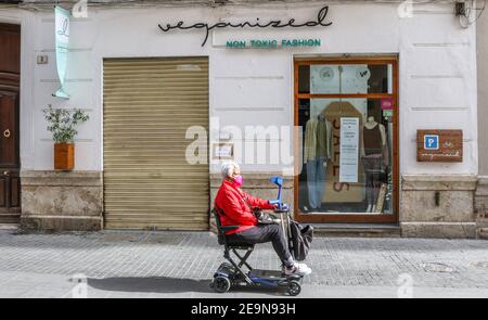 Malaga, Spanien. Februar 2021, 05th. 5. Februar 2021 (Malaga) nicht wesentlicher Handel schließt wegen des Anstiegs von Covid 19 oder Coronavirus-Infektionen Quelle: CORDON PRESS/Alamy Live News Stockfoto