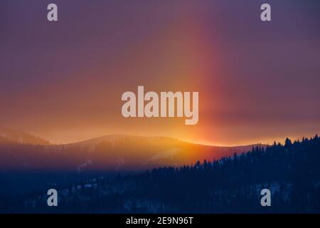 Winter Mountain Rainbow bei Sonnenuntergang in Rolling Big Hole Mountains Idaho Stockfoto