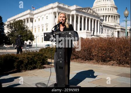 US-Repräsentantin, Marjorie Taylor Greene (R-GA) bei einer Pressekonferenz direkt vor dem Kapitol im House Triangle. Stockfoto