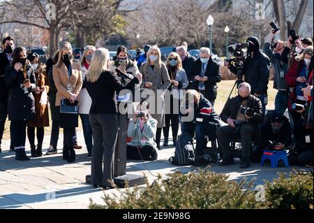 US-Repräsentantin, Marjorie Taylor Greene (R-GA) bei einer Pressekonferenz direkt vor dem Kapitol im House Triangle. Stockfoto