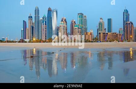 DUBAI, Vereinigte Arabische Emirate - 28. März 2017: Der Abend Skyline von Marina erhebt sich vom Strand entfernt. Stockfoto