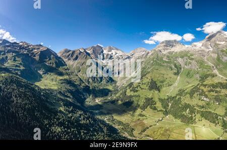 Luftdrohnenaufnahme des Großglockner-Gebirgstals im Sommer In Österreich Stockfoto