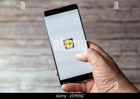 Ein Mobiltelefon oder Mobiltelefon, das/das gehalten wird, zeigt das an Lidl Shopping App auf dem Bildschirm geöffnet Stockfoto