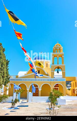 St. George Kirche (Ekklisia Agios Georgios) in Oia auf der Insel Santorini, Griechenland. Griechische Architektur Stockfoto