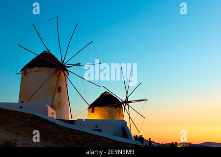 Windmühlen am Meer in Mykonos Insel bei Dämmerung, Griechenland. Griechische Landschaft, berühmtes Wahrzeichen Stockfoto