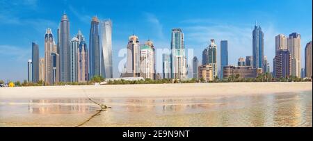 DUBAI, Vereinigte Arabische Emirate - 28. März 2017: The Marina erhebt sich vom Strand entfernt. Stockfoto