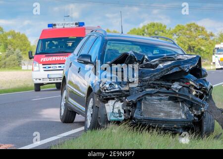 Unfallort nach einem schweren Unfall auf einer Landstraße Stockfoto