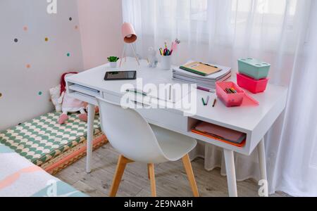 Schreibtisch im Schlafzimmer für Mädchen in Pastelltönen Stockfoto