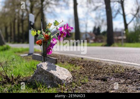 Gedenkkreuz mit Blumen am Unfallort Am Straßenrand Stockfoto