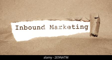 Eingehende Marketingbotschaft unter zerrissenem Papier. Corywriting Storytelling Marketing Konzept. Stockfoto