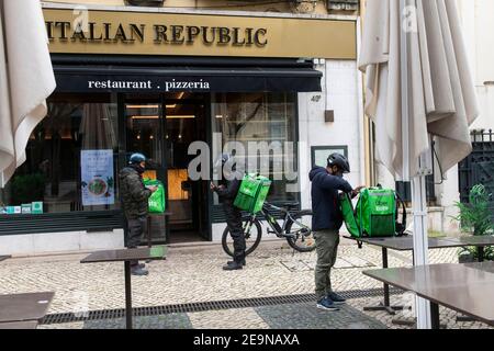 Lissabon, Portugal. Februar 2021, 5th. Uber frisst Kurier gesehen warten, um Aufträge in einem Restaurant in Lissabon abholen.die Pandemie hat die Zahl der Kuriere auf den Plattformen für die Lebensmittelzustellung ausgelöst. Im Zentrum von Lissabon, viele Menschen wählen, um Lieferungen auf Fahrräder und Elektro-Scooter unter Nutzung des Netzes von Fahrradwegen. Quelle: Hugo Amaral/SOPA Images/ZUMA Wire/Alamy Live News Stockfoto