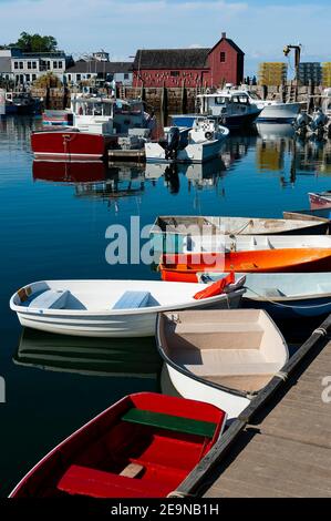 Beliebter Rockport Hafen in Bradley Wharf mit seiner berühmten roten Fischerhütte und bunten Booten an einem ruhigen Sommertag in Massachusetts. Stockfoto