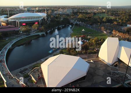 Luftaufnahme des Adelaide Oval und des Adelaide Convention Center am Fluss Torrens in Adelaide, Südaustralien Stockfoto