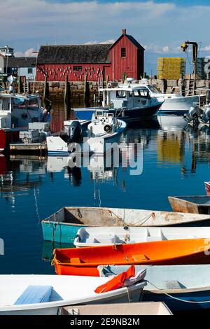 Künstler und Touristen aus aller Welt, um die klassische rote Fischerhütte, die als Motif #1 im Rockport Harbour bekannt ist, mit bunten Booten zu malen und zu fotografieren. Stockfoto