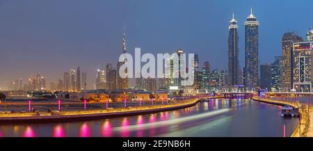 DUBAI, Vereinigte Arabische Emirate - 27. März 2017: Der Abend Skyline mit dem Brige über den neuen Kanal und der Innenstadt. Stockfoto