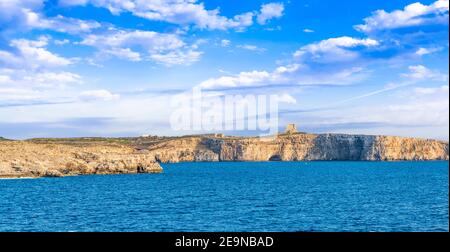 Klippen der Insel Comino zwischen der Insel Gozo und Malta, im maltesischen Archipel Stockfoto