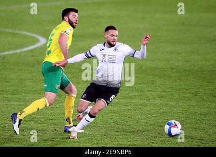 Grant Hanley von Norwich City (links) und Matt Grimes von Swansea City kämpfen während des Sky Bet Championship-Spiels im Liberty Stadium in Swansea um den Ball. Bilddatum: Freitag, 5. Februar 2021. Stockfoto