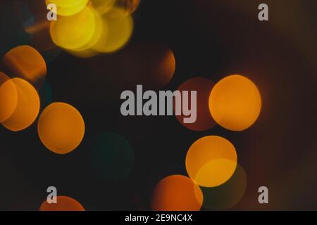 Goldene Weihnachtslichter. Unscharfer Hintergrund. Stockfoto