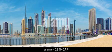 DUBAI, Vereinigte Arabische Emirate - 29. März 2017: Die Skyline über dem neuen Kanal und Innenstadt und der Promenade.