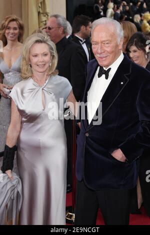 26. Februar 2012 kommen - Hollywood, Kalifornien, USA - Nebendarsteller nominierte CHRISTOPHER PLUMMER und Frau ELAINE TAYLOR auf dem Oscar roten Teppich bei den 84. Academy Awards, The Oscars in Hollywood & Highland Center. (Kredit-Bild: © Lisa O'Connor/ZUMAPRESS.com) Stockfoto