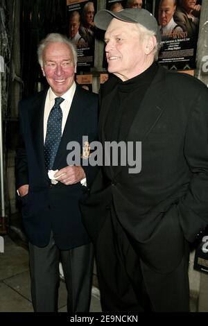 **DATEI FOTO** Christopher Plummer ist verstorben. NEW YORK, NY- APRIL 12: Christopher Plummer und Brian Dennehy bei der Eröffnungsnacht nach der Party für Erben der Wind im Bryant Park Grill, am 12. April 2007, in New York City. Quelle: Joseph Marzullo/MediaPunch Stockfoto