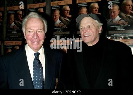 **DATEI FOTO** Christopher Plummer ist verstorben. NEW YORK, NY- APRIL 12: Christopher Plummer und Brian Dennehy bei der Eröffnungsnacht nach der Party für Erben der Wind im Bryant Park Grill, am 12. April 2007, in New York City. Quelle: Joseph Marzullo/MediaPunch Stockfoto