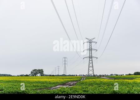 Hochspannungs-400 kV-Freileitung auf großen Pylonen, verwendet für große Entfernungen, sehr hohe Kraftübertragung. Wolkiger Himmel und Kopierbereich Stockfoto