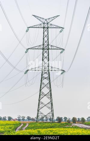 Hochspannungs-400 kV-Freileitung auf großen Pylonen, verwendet für große Entfernungen, sehr hohe Kraftübertragung. Wolkiger Himmel und Kopierbereich Stockfoto