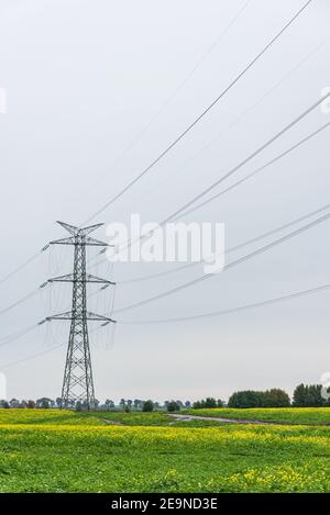 Hochspannungs-400 kV-Freileitung auf großen Pylonen, verwendet für große Entfernungen, sehr hohe Kraftübertragung. Wolkiger Himmel und Kopierbereich Stockfoto