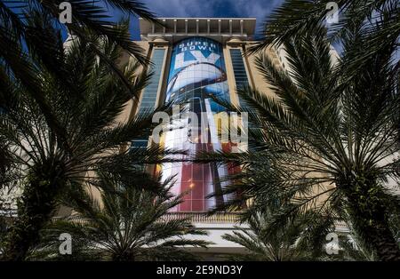 Tampa, Usa. Februar 2021, 05th. Das Super Bowl LV-Logo und die Vince Lombardi Trophy sind auf einem Hotel vor dem Super Bowl LV und am Freitag, den 5. Februar 2021 in Tampa, Florida zu sehen. Die Kansas City Chiefs spielen die Tamp Buccaneers am Sonntag, den 7. Februar. Foto von Kevin Dietsch/UPI Kredit: UPI/Alamy Live News Stockfoto