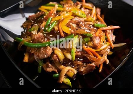 Udon mit gebratenen Filet Huhn und Gemüse Stockfoto