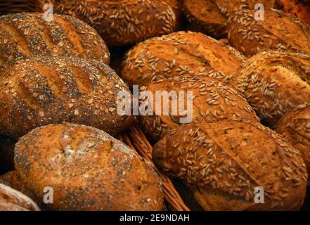 Nahaufnahme einer Auswahl an verschiedenen frischen Brotsorten im Einzelhandel im Backwarenladen, Blick in den hohen Winkel Stockfoto