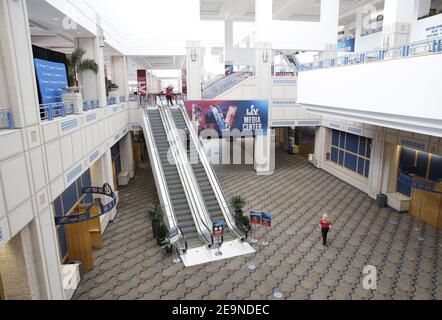 Tampa, Usa. Februar 2021, 05th. Schilder, die Menschen zum Media Center führen, sind auf Staffeln im Tampa Convention Center vor dem Super Bowl LV in Tampa, Florida am Freitag, 5. Februar 2021. Die Buccaneers werden die Kansas City Chiefs im ersten Super Bowl spielen, wo das Heimteam das Spiel ausrichten wird. Foto von John Angelillo/UPI Kredit: UPI/Alamy Live Nachrichten Stockfoto