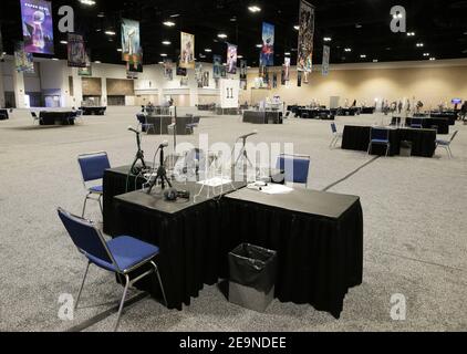 Tampa, Usa. Februar 2021, 05th. Eine meist leere Radio Reihe wird im Media Center im Tampa Convention Center vor Super Bowl LV in Tampa, Florida am Freitag, 5. Februar 2021 eingerichtet. Die Buccaneers werden die Kansas City Chiefs im ersten Super Bowl spielen, wo das Heimteam das Spiel ausrichten wird. Foto von John Angelillo/UPI Kredit: UPI/Alamy Live Nachrichten Stockfoto