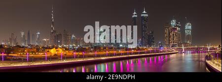 DUBAI, Vereinigte Arabische Emirate - 27. März 2017: Der Abend Skyline mit der Brücke über den neuen Kanal und der Innenstadt. Stockfoto