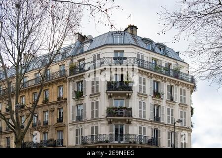 Paris, typische Fassaden, schöne Gebäude im Zentrum Stockfoto