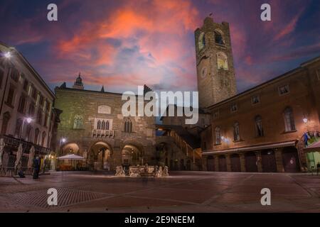Der alte Platz im Zentrum der Oberstadt Von Bergamo Stockfoto