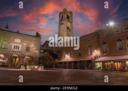 Der alte Platz im Zentrum der Oberstadt Von Bergamo Stockfoto