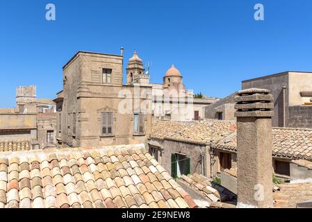 Dächer der historischen Architektur der Stadt Erice auf Sizilien, Italien Stockfoto