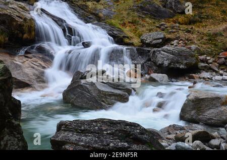 Wasserfall in den Bergen, Langzeitbelichtung Stockfoto
