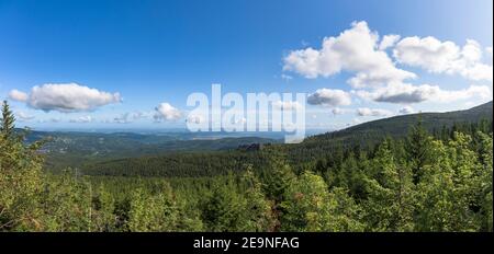 Luftaufnahme von Felsformationen in polnischer Riesengebirgslandschaft mit Jelenia Gora Stadt im Hintergrund Stockfoto