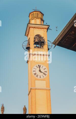 Der Glockenturm mit einer Uhr der Kathedrale Stockfoto