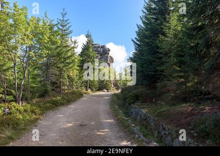 Felsformationen genannt Kuckuckfelsen auf dem Weg in zu Der Unterstand unter dem Berg Labski Szczyt in Karkonosze Stockfoto