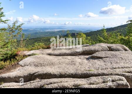 Blick auf die Felsformationen in Polen Riesengebirge mit Jelenia Gora Stadt im Hintergrund Stockfoto