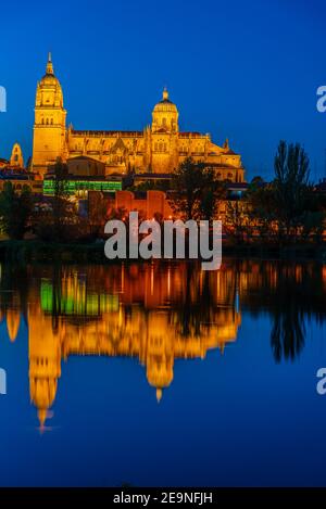 Blick auf die Kathedrale von Salamanca bei Sonnenuntergang auf dem Tormes, Spanien Stockfoto