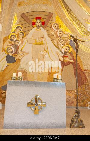 BRATISLAVA , SLOWAKEI - 1. OKTOBER 2014  das Mosaik des auferstandenen Christus unter den Aposteln in der Kathedrale St. Sebastian Stockfoto