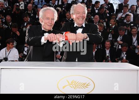 Die Regisseure Luc Dardenne (R) und Jean-Pierre Dardenne, Gewinner des Grand Prix Award für "die Art mit DEM Fahrrad", posieren während der Gewinnerfotocall der Internationalen Filmfestspiele Cannes 64th im Palais des Festivals in Cannes, Südfrankreich am 22. Mai 2011. Foto von Hahn-Nebinger-Genin/ABACAPRESS.COM Stockfoto